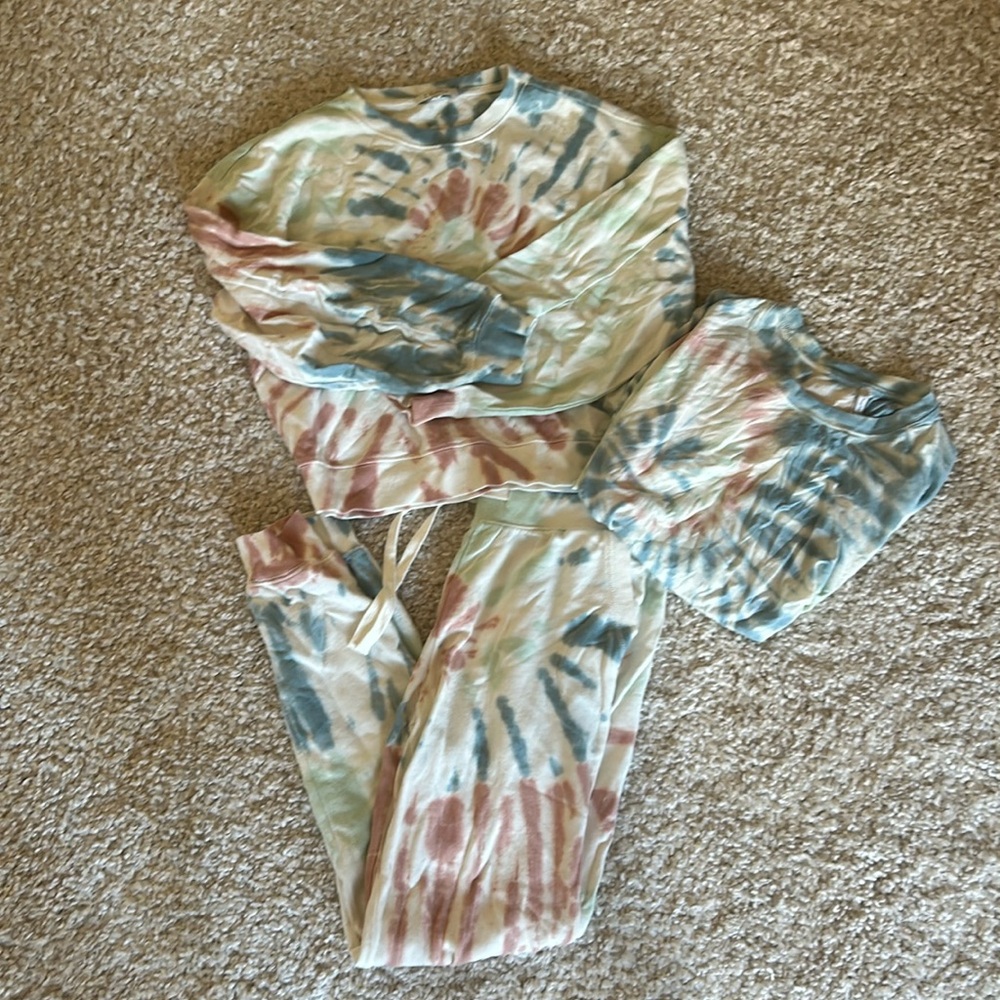 Entire matching tie dye sweatsuit. Joggers, pullover & tee! Z supply.Never worn!